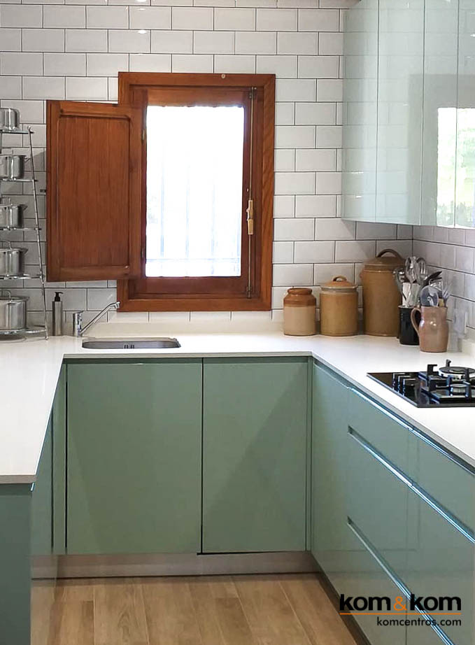 Cocina cuadrada con distribución en C